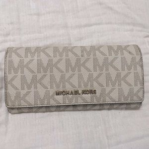 Michael Kors wallet super cute